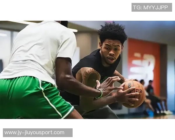 安芬尼西蒙斯谈与马祖拉的默契建立过程及其对球队磨合的积极影响