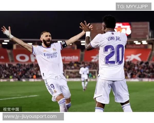 佩德里拼抢维尼修斯球衣遭黄牌皇马反击精彩瞬间回顾