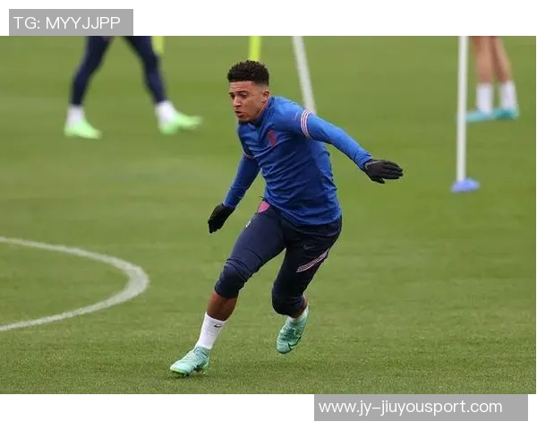 曼联小将谢伊莱西受邀英格兰队训练课展现潜力与成长