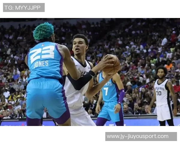 文班亚马高效砍下31分13板却因疑似受伤提前退赛但愿无碍